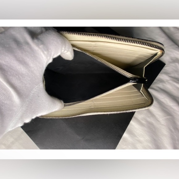 Saint Laurent Beige and Black wallet with gunmetal wristlet chain. - Picture 9 of 12